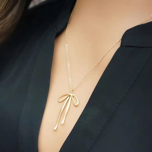 Retro Bow Necklace - Picture 3 of 4